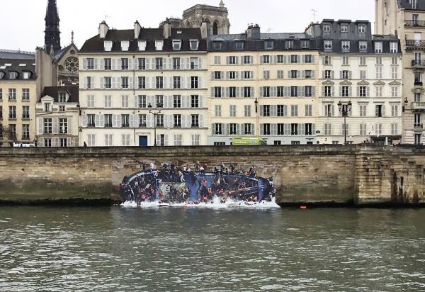 Le « radeau de Lampéduse » : L’oeuvre qui interpellent les Parisiens sur les bords de Seine sur le sort des réfugiés