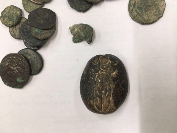 La douane israélienne déjoue une tentative de contrebande de 53 pièces antiques