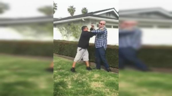 VIDÉO - Violences policières : pour une phrase mal comprise, ce policier d'Anaheim sort son arme face à des jeunes mineurs et tire