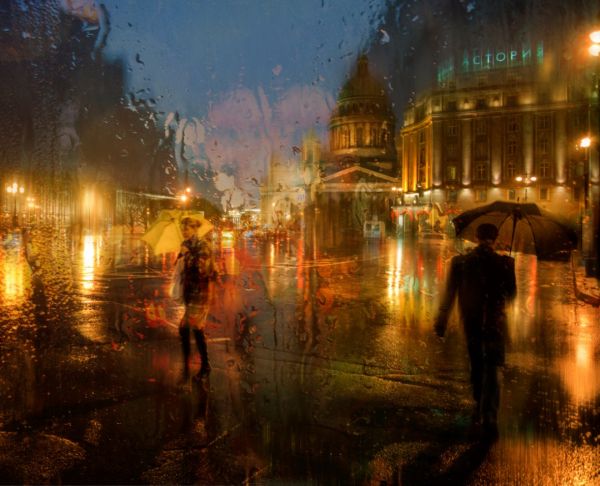 Les rues de Saint-Pétersbourg sous la pluie