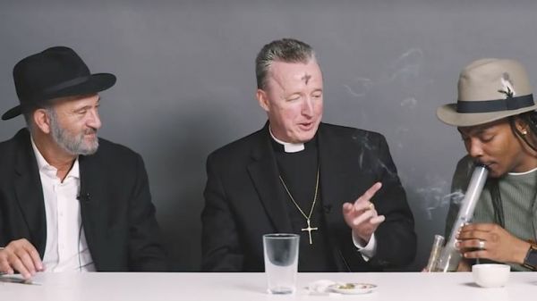 Vidéo. Un rabbin, un prêtre et un athée fument du cannabis ensemble