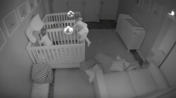Surpris par la vidéosurveillance de leurs parents: La nuit, ces jumeaux font tout sauf dormir