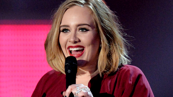Adele surprise en plein concert par une demande en mariage gay   Regardez l'adorable vidéo !