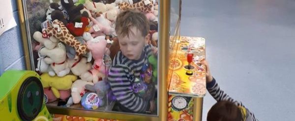 Un enfant de 3 ans... dans une machine à toutous