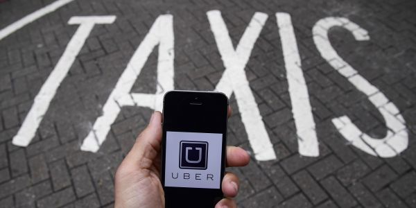 Uber dénonce la mesure qui l'assujettit aux mêmes règles que le secteur du taxi