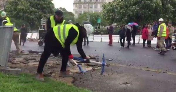 Ces Parisiens ont détruit des trottoirs à Nation (mais c'est pour la bonne cause)