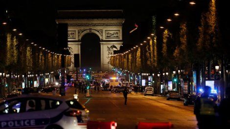 EN DIRECT. Paris : coups de feu sur les Champs-Élysées, un policier tué, Hollande confirme la "piste terroriste"