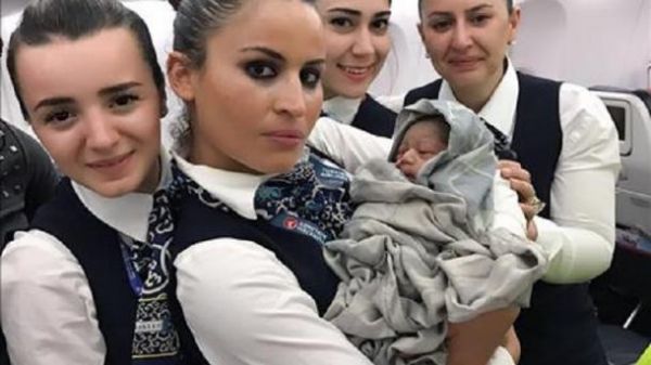 Turkish Airlines veut recruter Kadiju quand elle sera adulte | TRT Français