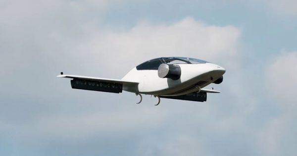 Une voiture volante 100 % électrique décolle pour la première fois