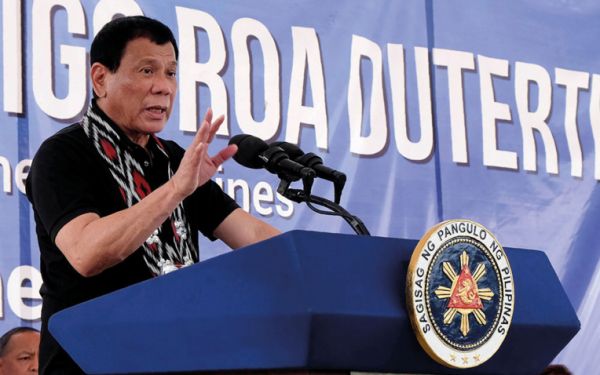 Un avocat dépose un dossier contre le président philippin devant la CPI