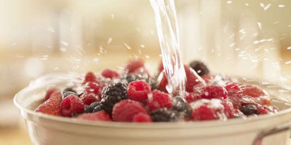 Nettoyants pour fruits et légumes: plus efficaces que l'eau contre les pesticides?