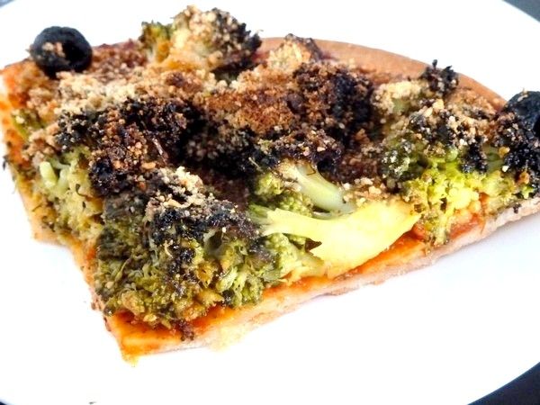 PIZZA BROCOLIS, une pizza verte sans gluten avec des bouquets de brocolis
