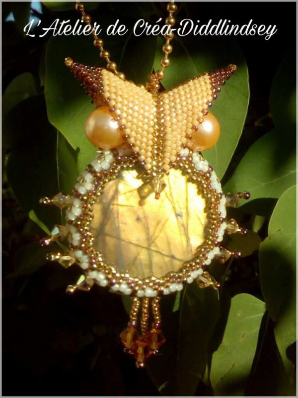 Un chouette pendentif en labradorite au reflet jaune orangé doré serti de perle toho et  Swarovski  - Le blog de diddlindsey
