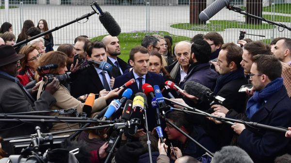 Relations entre journalistes et politiques : "Nous avons perduré dans un entre-soi qui s'est même accentué sous la Ve République"