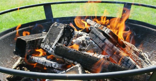 Voici pourquoi vous devriez conserver et utiliser la cendre de vos feux de bois! C'est loin d'être un déchet!
