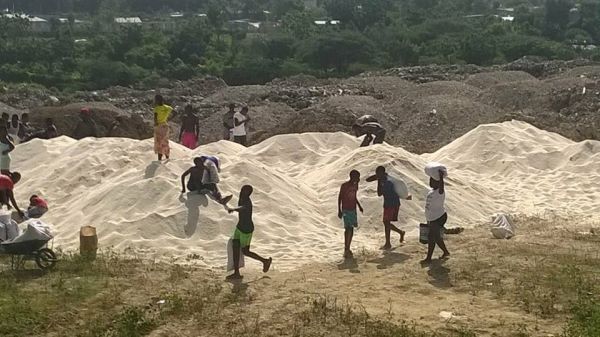 Vidéo/Alerte/Tabarre : La population ramasse du riz jeté dans une décharge!