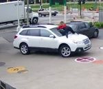 Une femme saute sur le capot de sa voiture pour empêcher un carjacking (Etats-Unis)
