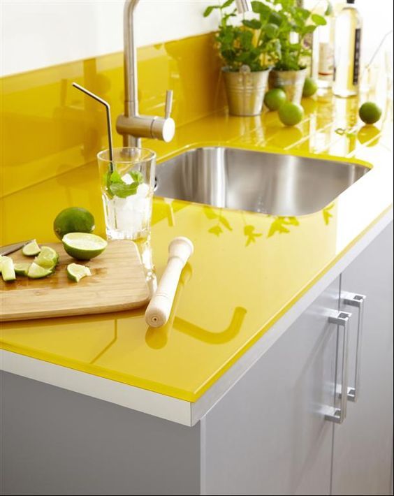 Une pointe de jaune dans la cuisine - Floriane Lemarié