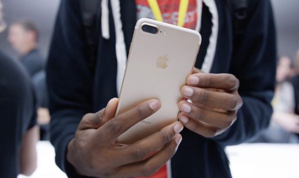 Un proviseur confisque l'iPhone 7 d'un élève pour 3 mois et le père le poursuit