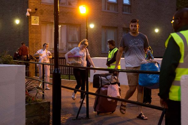Cinq tours évacuées à Londres: les résidants en colère