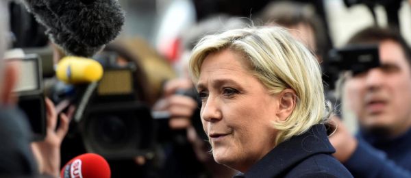 Les policiers en ont marre de garder la maison de Marine Le Pen