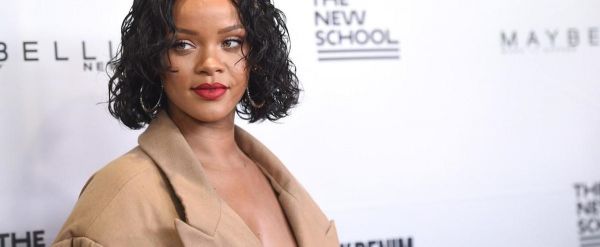 Rihanna embrasse à pleine bouche un mystérieux inconnu