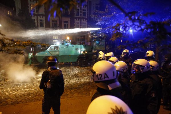 «Bienvenue en enfer» : une manifestation anti-G20 dégénère, 76 policiers blessés (IMAGES)
