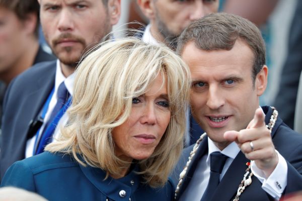 En plein débat sur la moralisation de la vie politique, le statut de Brigitte Macron fait polémique