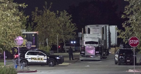 Huit morts et 28 blessés trouvés dans une remorque de camion au Texas