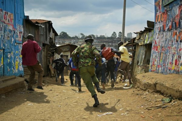Monde: Gaz lacrymogène, pneus brûlés et vive tension au Kenya