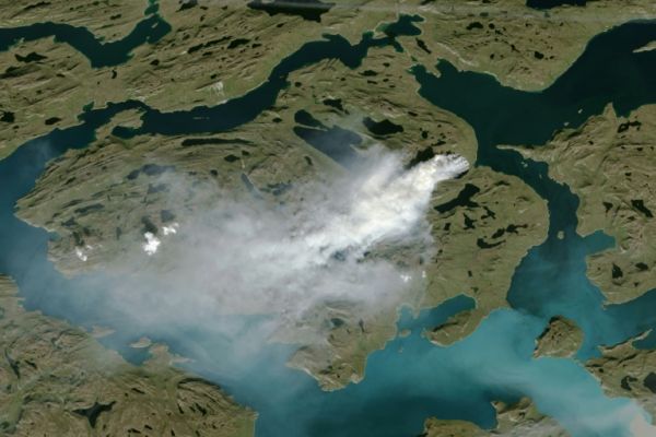 Monde: Une partie du Groenland en proie aux flammes