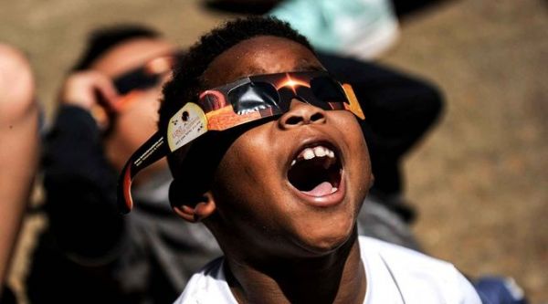 Le rappeur Joey Bada$$ a regardé l'éclipse sans protection, il annule des concerts