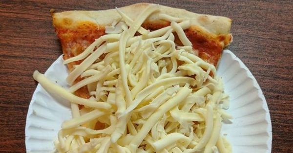 La pizza avec supplément de mozzarella froide parce qu'il n'y a jamais trop de fromage