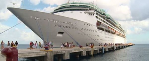Royal Caribbean va évacuer ses employés avec un de ses bateaux de croisière