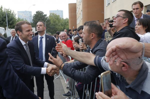 Une pomme et une bouteille d'eau : le frugal repas des policiers escortant Emmanuel Macron