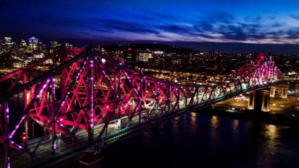 Illumination du pont Jacques-Cartier, le pont le plus connecté au monde