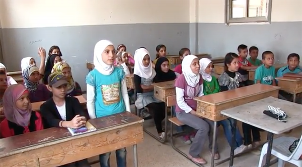 A Deir ez-Zor, les enfants rentrent à l'école après la libération de la ville assiégée par Daesh