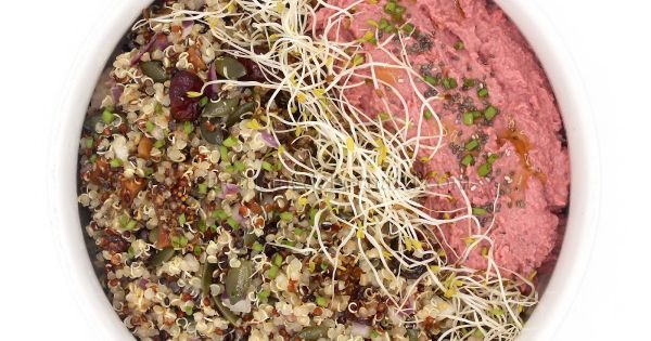 Salade de quinoa et hoummos à la betterave