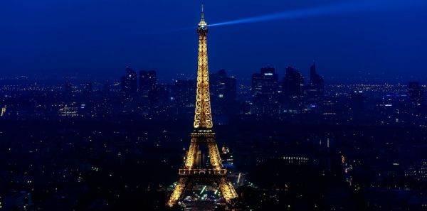 Paris : La Tour Eiffel entièrement évacuée ce vendredi soir après la présence d’un homme sur un pilier du monument