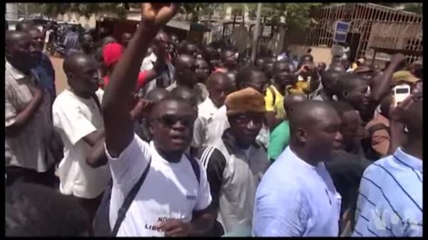 Manifestation au Burkina après la libération de Djibril Bassolé (vidéo)
