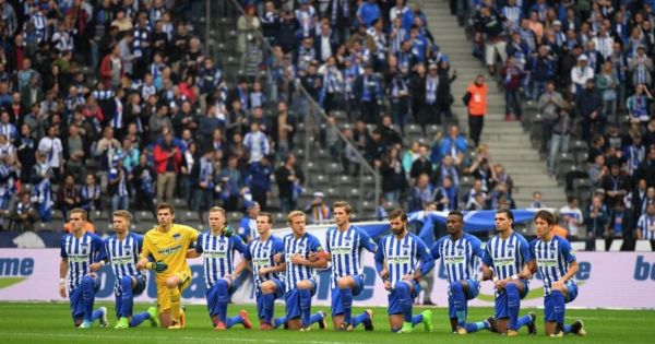 Le Hertha Berlin genou à terre contre le racisme