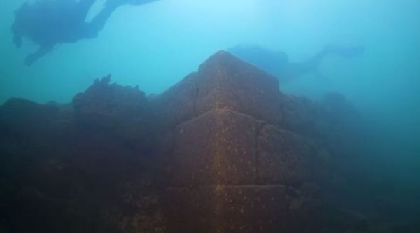Turquie: Un château vieux de 3.000 ans découvert dans les profondeurs du lac de Van