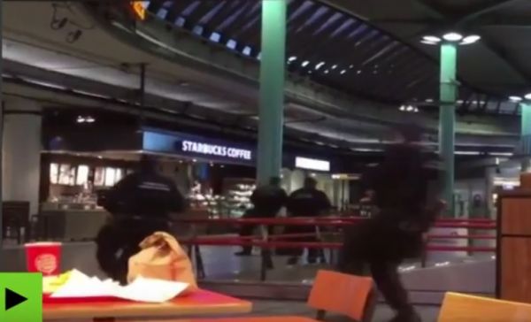 Aéroport d'Amsterdam : la police tire sur un homme armé d'un couteau | VIDEO