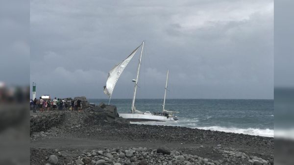 [PHOTO] Un voilier s'échoue sur le littoral du Port