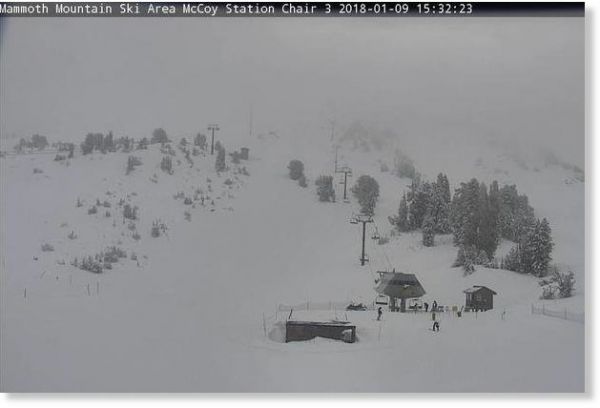 Une tempête déverse 45 cm de neige sur le mont Mammoth de la Californie