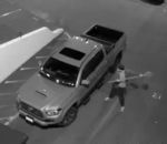 Un vandale essaie de briser la vitre d'un pick-up avec un balai serpillère (États-Unis)