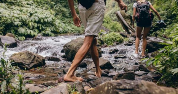 Marcher pieds nus au contact du sol : un remède naturel pour guérir les maladies !