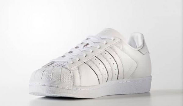 Adidas : chaussures Superstar homme noires ou blanches à 44,98 €