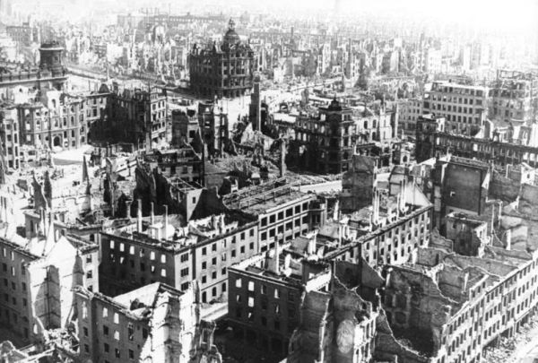 13 février – 15 février 1945 : la destruction de Dresde par les bombardements anglais et américains