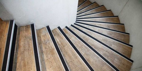 Nez de marche d’escalier : sécurité et normes